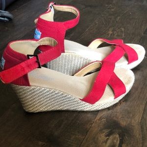 Red TOMS wedges